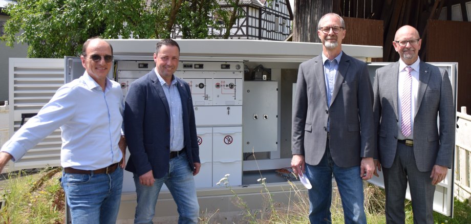 (von Links) Leiter der EAM Netzregion Dillenburg/Biedenkopf Marcus Hief; Bürgermeister Holger Siemon ; Leiter des EAM-Regionalzentrums Süd Marco Müller ; Geschäftsführer der Energie Marburg-Biedenkopf Dr. Bernhard Müller