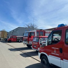 Blick auf geparkte Feuerwehrfahrzeuge vor dem Feuerwehrhaus Münchhausen