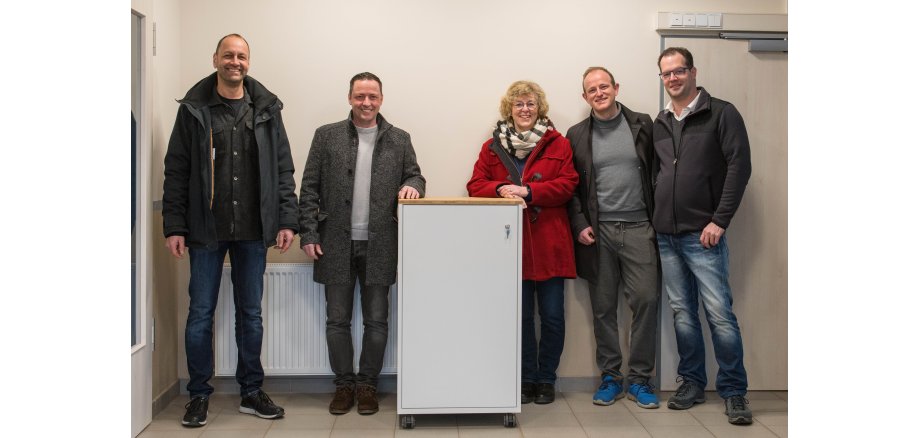 Gruppenbild Übergabe neue Wahlurne Simtshausen